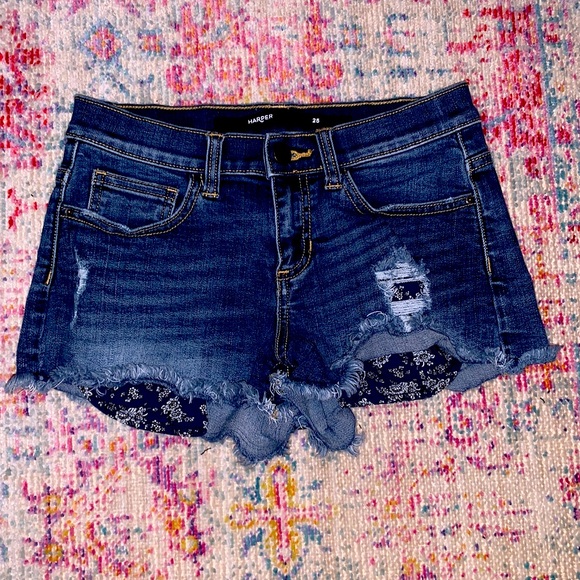 Harper- Medium wash Destructed Shorts W/ Floral Pocket Detailing- Size 25- EUC - Picture 3 of 8